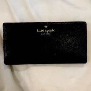 Never used wallet in black perfect for small and mid sized purses.